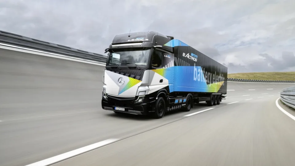 Rinkoje debiutuojantis elektrinis „Mercedes-Benz eActros 600“ vilkikas vienu įkrovimu įveikė daugiau nei 500 kilometrų
