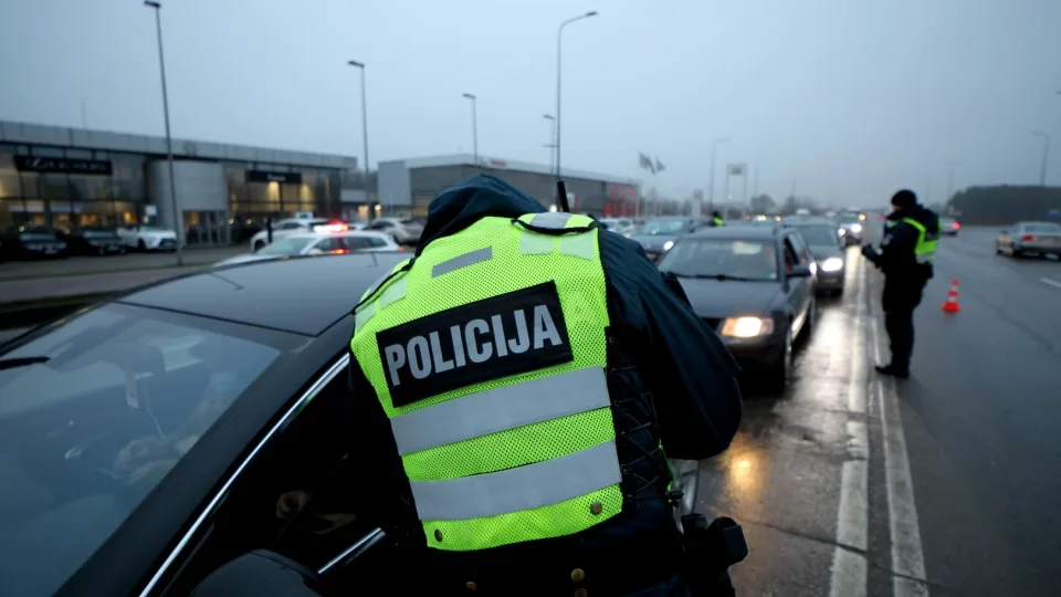 Siekia paskatinti jaunuosius vairuotojus laikytis Kelių eismo taisyklių: „Via Lietuva“ ir Lietuvos policija pradeda saugaus eismo renginių ciklą mokiniams