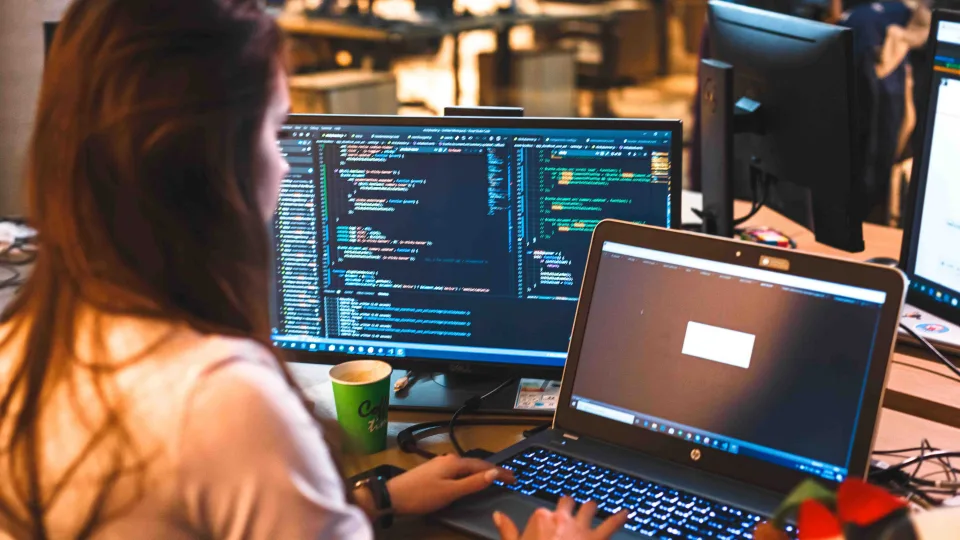 Per stereotipų lauką: ar tikrai programuotojai - nuobodos intravertai neatsiginantys darbo pasiūlymų?