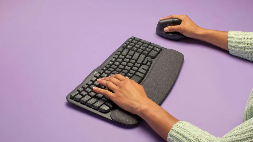 „Logitech“ pristatė naująją „Wave Keys“ klaviatūrą: naujausi sprendimai užtikrins didesnį naudotojų komfortą ir gerovę