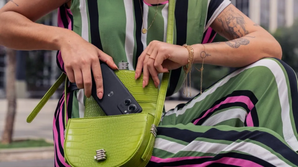 „Motorola“ pristatė naująjį „Edge (2023)“ išmanųjį telefoną: vidutinės klasės įrenginio puošmena taps įspūdingų savybių ekranas