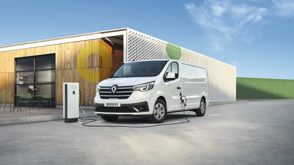 „Renault“ pristatė kultinio automobilio atnaujinimą: jau legenda tapęs „Trafic“ sulaukė ir elektrinės versijos