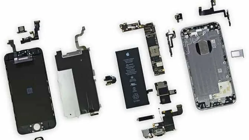 „Apple“ kovoja su vagiančiais originalias „iPhone“ dalis