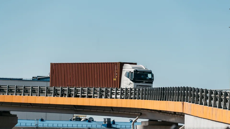 Pirmieji iššūkiai įveikti: DFDS elektriniai vilkikai iš Klaipėdos jau pasiekia ir Kauną