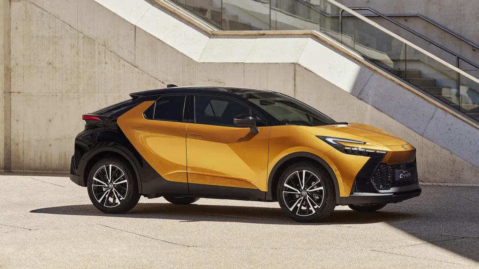 Lietuvoje jau galima rezervuoti naująjį „Toyota“ šedevrą: orientuotas į vairuotojų poreikius, aiškėja kada pasirodys mūsų šalies gatvėse