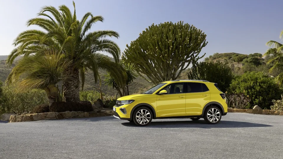 „Volkswagen“ pristatė atnaujintą „T-Cross“ modelį: automobilis aprūpintas gausesne bazine įranga ir naujomis komforto technologijomis