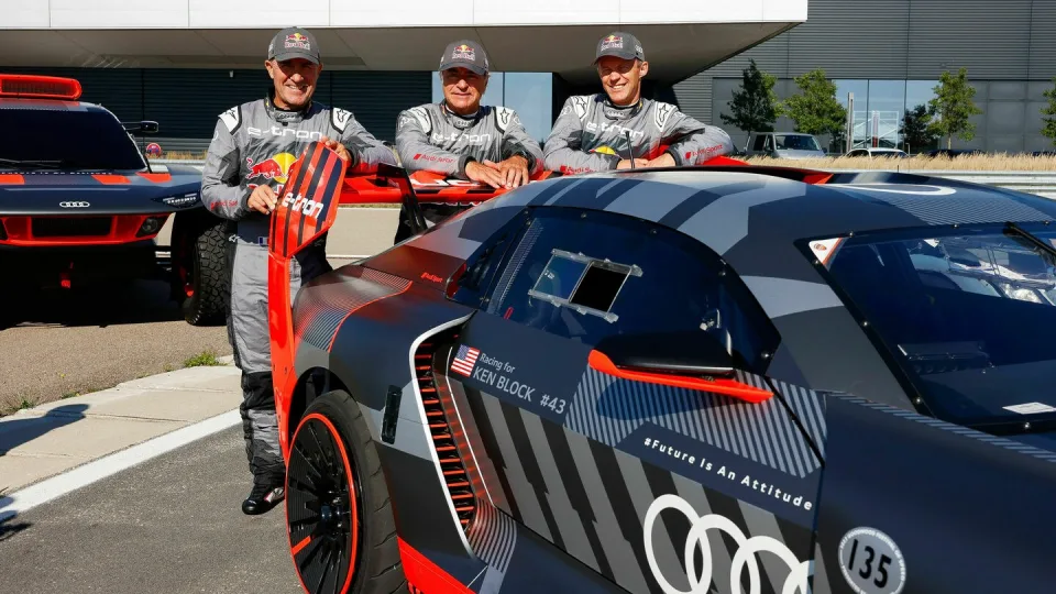 „Audi Sport“ elektros pavaros progresas sužavėjo automobilių sporto legendas