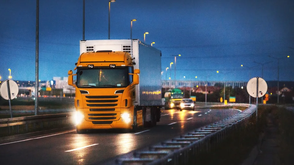 Alternatyviųjų degalų prieinamumas didėja: Lietuvos transportininkams siūlo ekologiškesnį dyzeliną