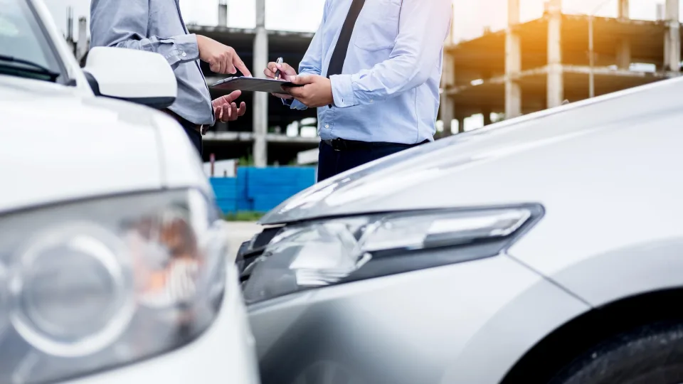 Automobilio privalomasis draudimas: kada žala gali būti išieškoma iš vairuotojų ir kokie įvykiai – nedraudžiamieji?
