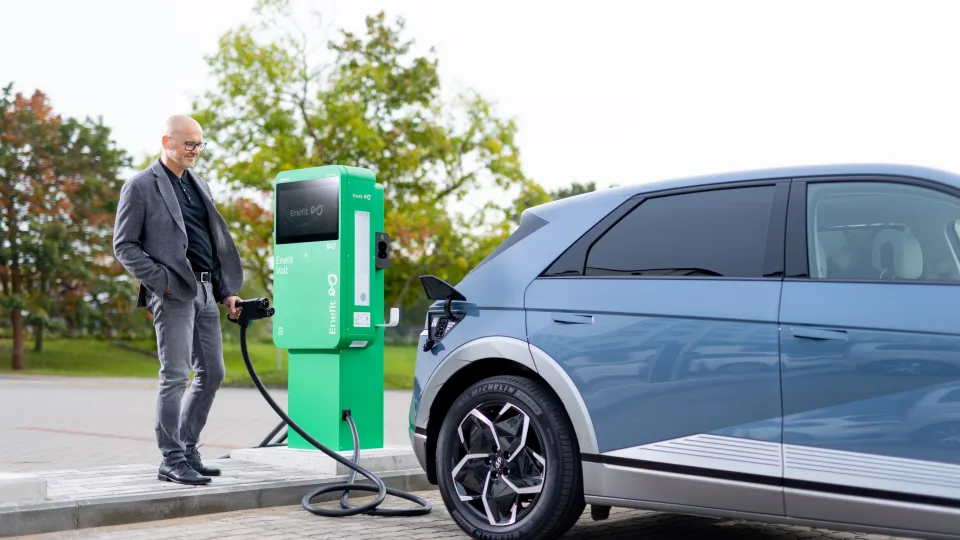 Elektromobilių viešojo įkrovimo stotelių tinklo plėtros tendencijos ir iššūkiai: „Enefit“ ekspertai įvardijo didžiausias problemas, įvardintas didžiausias iššūkis