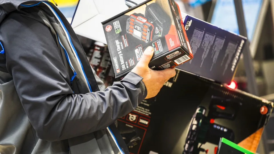 Elektrinių įrankių gidas: kuo akumuliatoriniai įrankiai pranašesni ir kaip padeda sutaupyti?