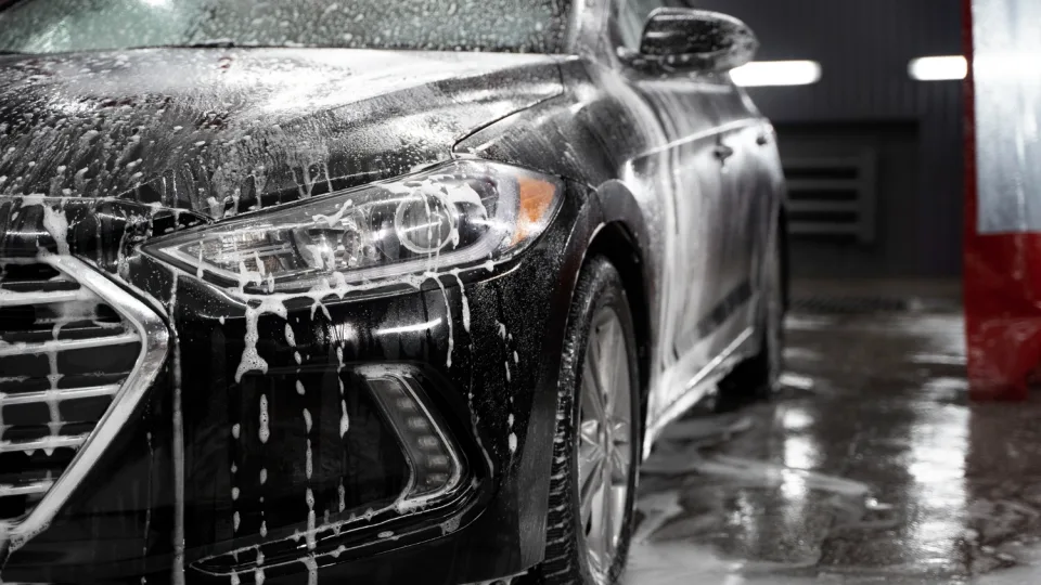 Lietuvoje daug kalbama apie buityje susidarančių atliekų rūšiavimą ir perdirbimą, tačiau kur nukeliauja automobilio remonto metu susidariusios pavojingos atliekos?