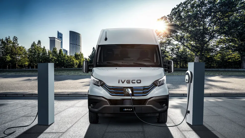 „Iveco“ pristatė šiandienos poreikius atliepiantį „Daily“: geresnė vairuotojų patirtis ir dar labiau skaitmeninis modelis