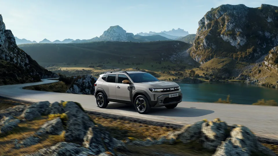 Pasauliui pristatytas kultiniu tapęs naujasis „Dacia Duster“: naujas dizainas ir trys galios jėgainės