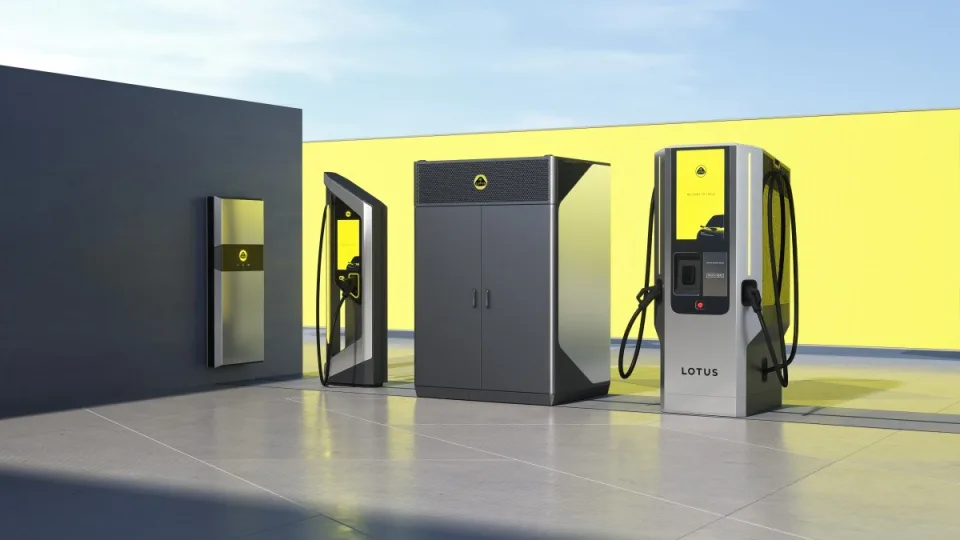 „Lotus“ ketina mesti iššūkį JAV elektromobilių milžinei: Europoje pasirodys itin galingos įkrovimo stotelės, kurios pasiūlys rekordinę įkrovimo spartą
