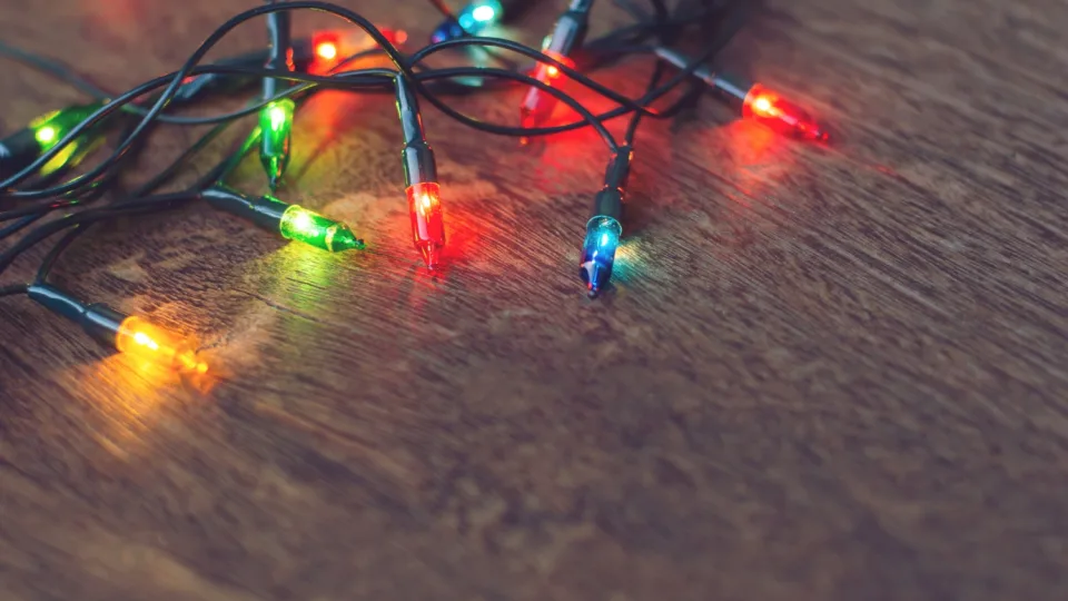 Kalėdinės lemputės kelia ne tik džiaugsmą: specialistai įspėja ir apie neigiamą tokių dekoracijų poveikį