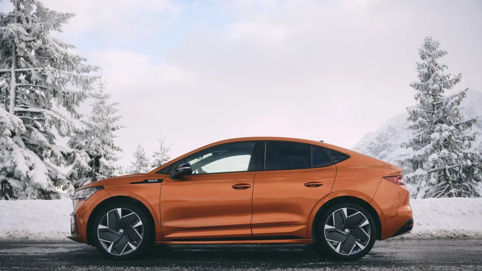 „Škoda“ pristatė atnaujintą „Enyaq“ šeimą: siūlys galingesnes ir prabangesnes versijas