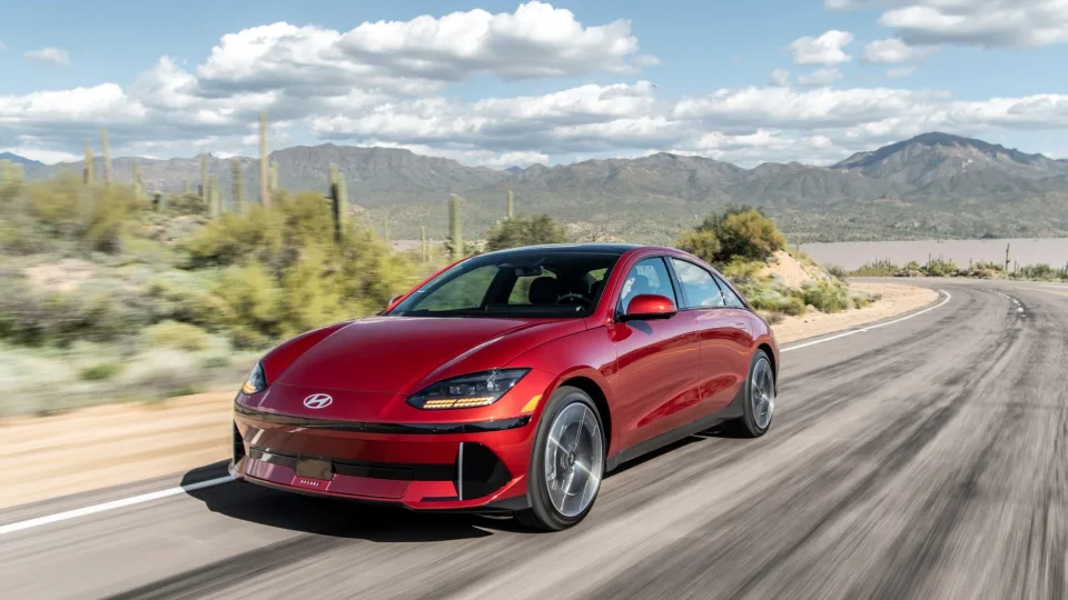 Automobilių pramonės senbuviai kurdami elektromobilius bijo pradėti nuo balto lapo – kada laukti proveržio?