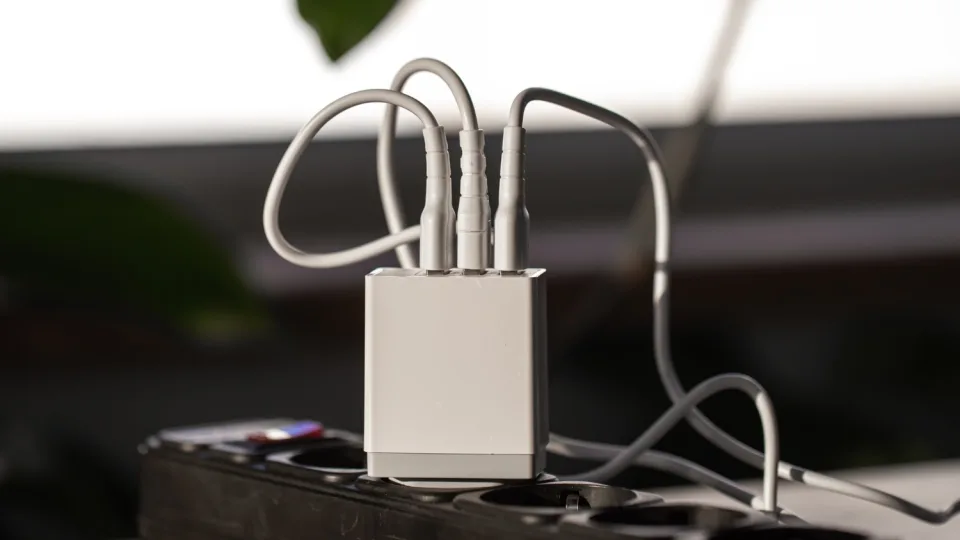 Valstybinės vartotojų teisių apsaugos tarnybos tyrimas šokiruos net ir visko mačiusius: atlikus bandymus, paaiškėjo liūdna šalyje parduodamų USB įkroviklių realybė