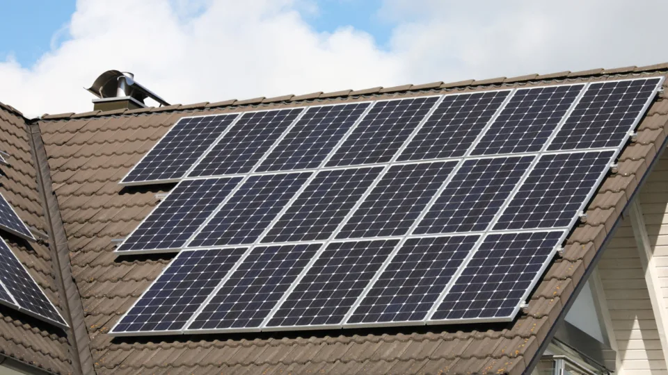 Lietuvoje fiksuojami įspūdingi skaičiai: gaminančių vartotojų saulės elektrinių skaičius ir galia per metus augo daugiau nei dvigubai