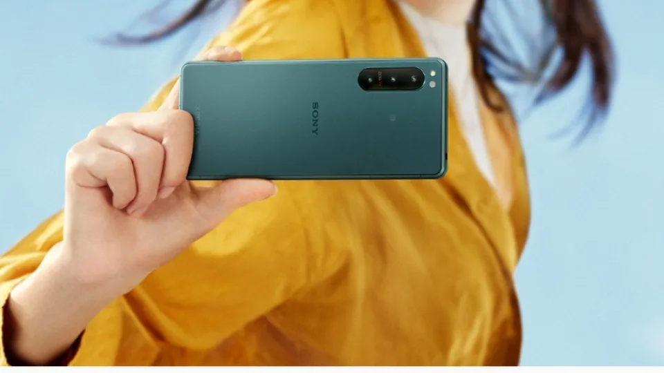 „Sony“ atnaujina 2022 metų išmaniųjų telefonų trijulę: ketvirtos kartos „Xperia“ įrenginių turėtojai jau gali išbandyti „Android 14“ platformos versiją