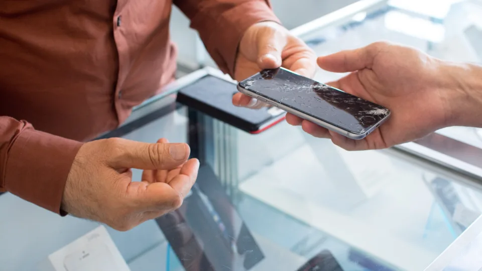 Pasiūlė būdą telefonus susiremontuoti namuose: lietuviai dabar patys gali pasikeisti ekraną ir kitas dalis