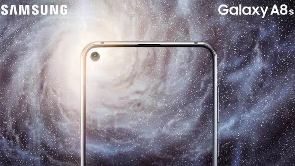 Išmaniųjų telefonų gamintojai greitai pažers modelių su skylėtais ekranais