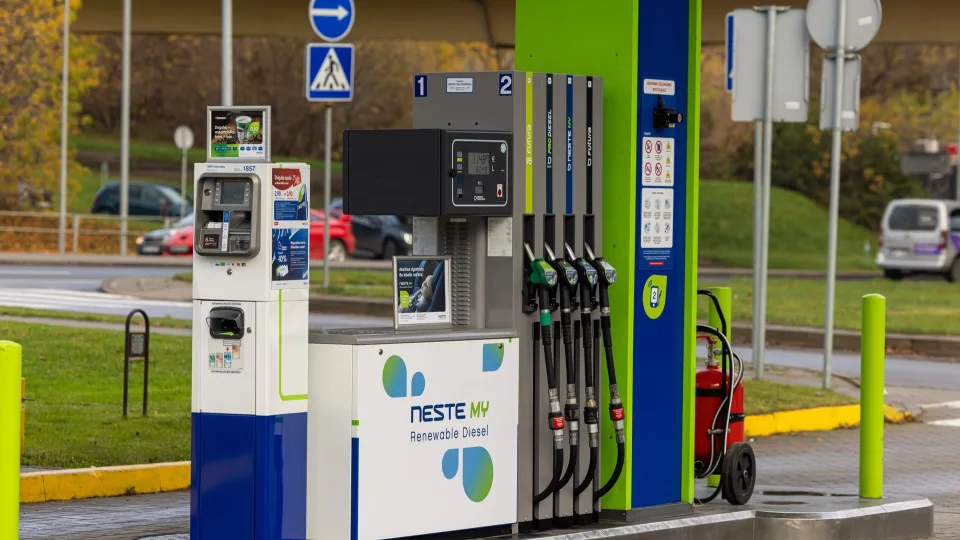 „Neste“ mažina dyzelino iš atsinaujinančių žaliavų kainą: iki šiol beveik 3 eurus kainavęs kuras dabar kainuos žymiai mažiau