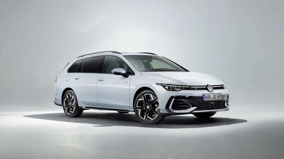 „Volkswagen“ pristatė naują „Golf“ – siūlys ir 100 km vien elektros režimu įveikiantį hibridą