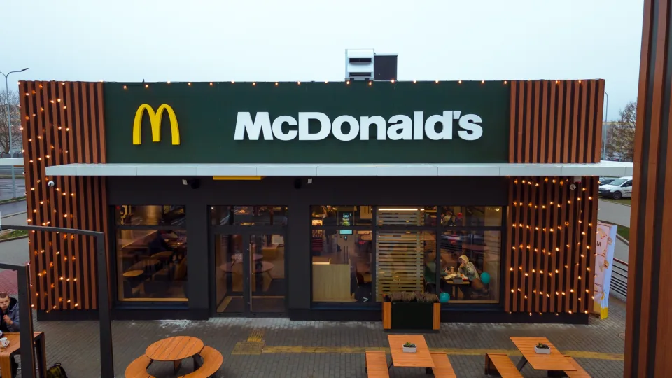 Paprastas receptas, kuris pavyks kiekvienam: legendinis, traškus vyšnių pyraėlis kaip iš „McDonald’s“