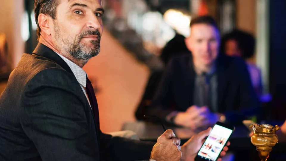 Ar tūkstantmečio kartos atstovai dažnai šniukštinėja savo antrosios pusės telefone?