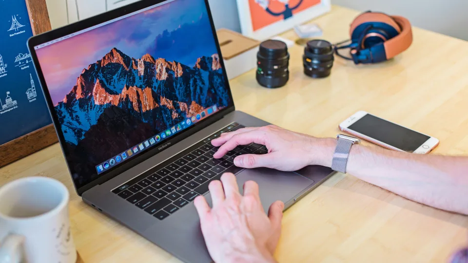 „Apple“ kompiuterių savininkams – kritinis perspėjimas: kai kurie naudotojai ir vėl susiduria su pavojingomis programomis, sužinokite, ko geriau nedaryti