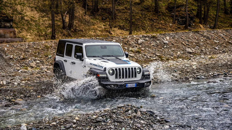 „Jeep Wrangler Rubicon“ sulaukė prestižinio įvertinimo: triumfavo geriausio šeimyninio visureigio bekelėse kategorijoje