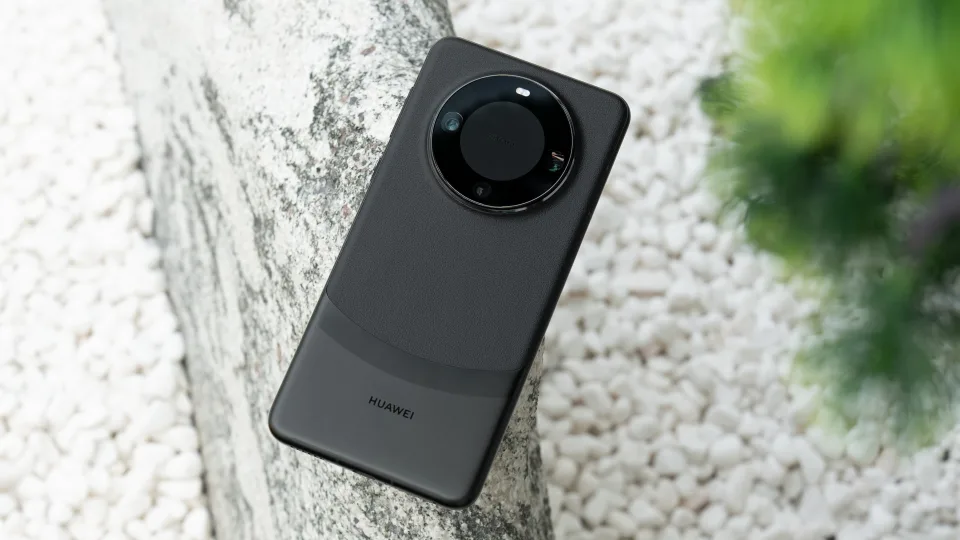 Artėjant „Mate 70“ serijos flagmanų pristatymui – pasirodė pirmosios „Pro“ varianto nuotraukos: pamatykite, kaip atrodys dar nepristatytas „Huawei“ išmanusis