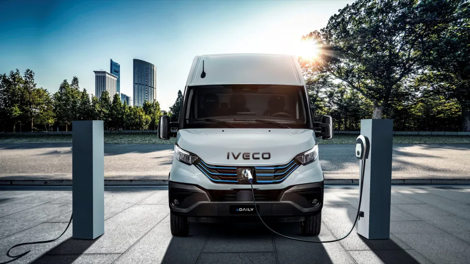 Elektrinis lengvasis komercinis transportas: ko savęs turi paklausti verslas?