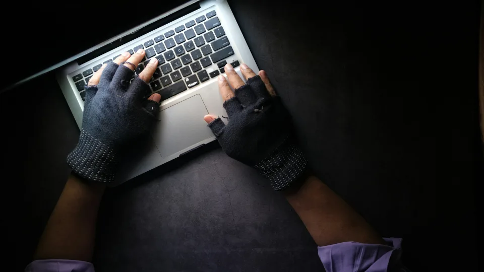 „Tele2“ ekspertas įspėja kiekvieną šalies gyventoją: viena klaida gali kainuoti viso gyvenimo santaupas