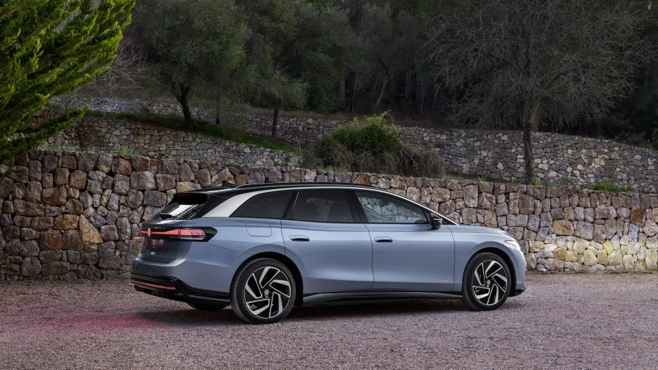 Naujasis „Volkswagen ID.7 Tourer“ netrukus pasirodys ir Lietuvoje: vienu įkrovimu nuvažiuos iki 685 kilometrų bei pasiūlys itin greitą įkrovimą, tačiau ir tai dar ne viskas