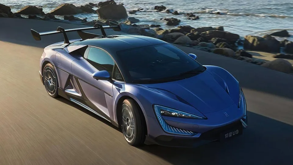 Kinijos elektromobilių milžinė pristatė itin galingą naujieną: naujasis superautomobilis nustebins ne tik didžiule kaina, bet ir atitinkamos galimybėmis