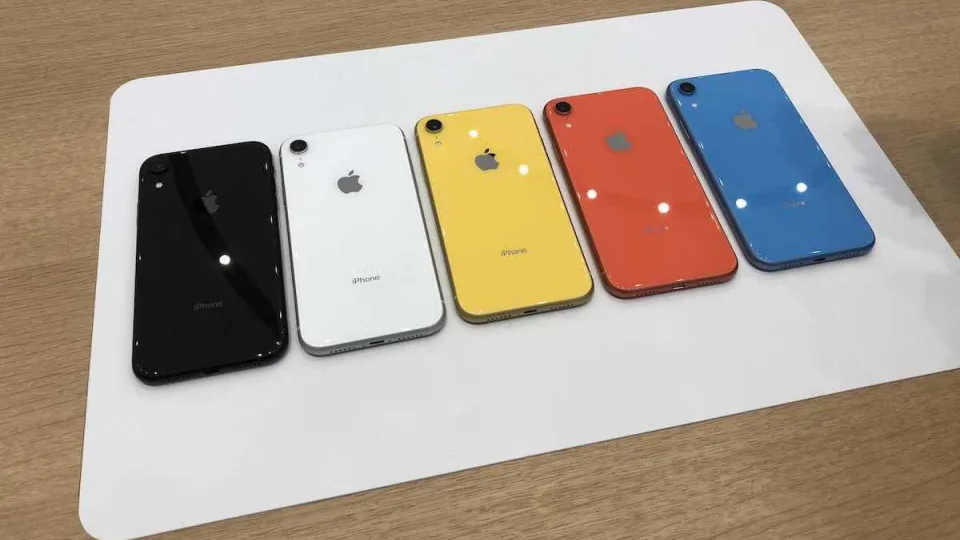 „iPhone“ išmanieji telefonai tampa vis storesni ir sunkesni