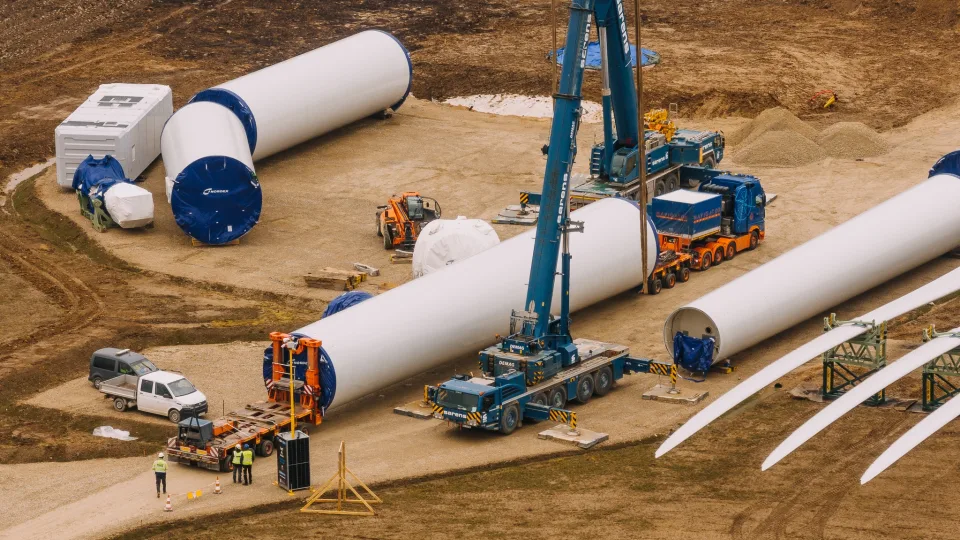 „Enefit Green“ pradėjo statyti didžiausią vėjo jėgainių parką Lietuvoje: jau iškilo pirmosios vėjo turbinos, skelbiama apie milžiniškas investicijas