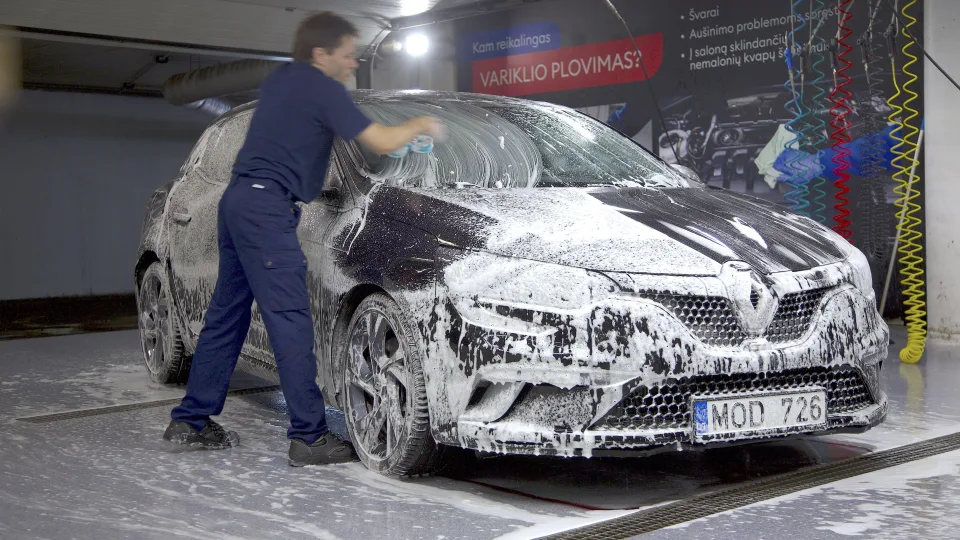 Nemalonios staigmenos, kurias žiema palieka ant automobilio kėbulo: ekspertas pasakė, ką reikėtų daryti daugeliui