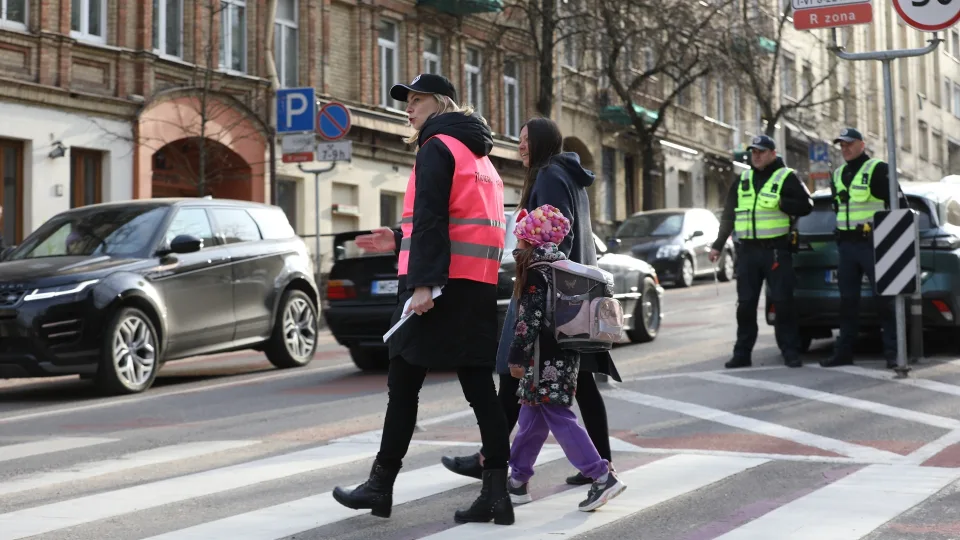 „Moterų ralio“ dalyvės kartu su policijos pareigūnais mokė pėsčiuosius teisingai eiti per perėją