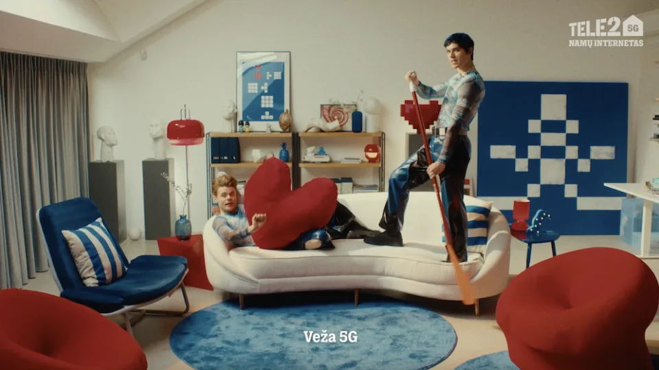 „Tele2“ reklamos herojai „Teleduetas“ į eterį grįžta su nauja daina: sukūrė kartu su DJ nevykele
