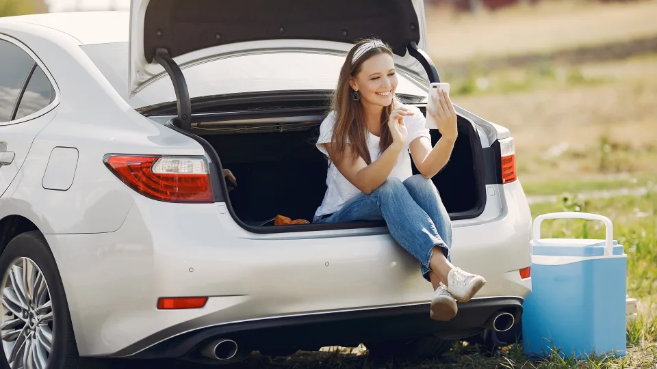 Besiruošiantiems keliauti per Velykas: ekspertas dalinasi patarimais, kaip automobilyje sudėti daiktus, kad jie nekeltų pavojaus