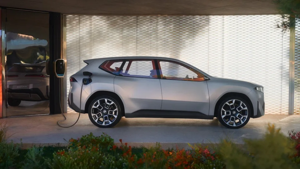 „BMW Group” pristato ateities X serijos elektromobilių viziją: iš naujo apibrėžta vairavimo patirtis ir neribotos dvikrypčio įkrovimo galimybės