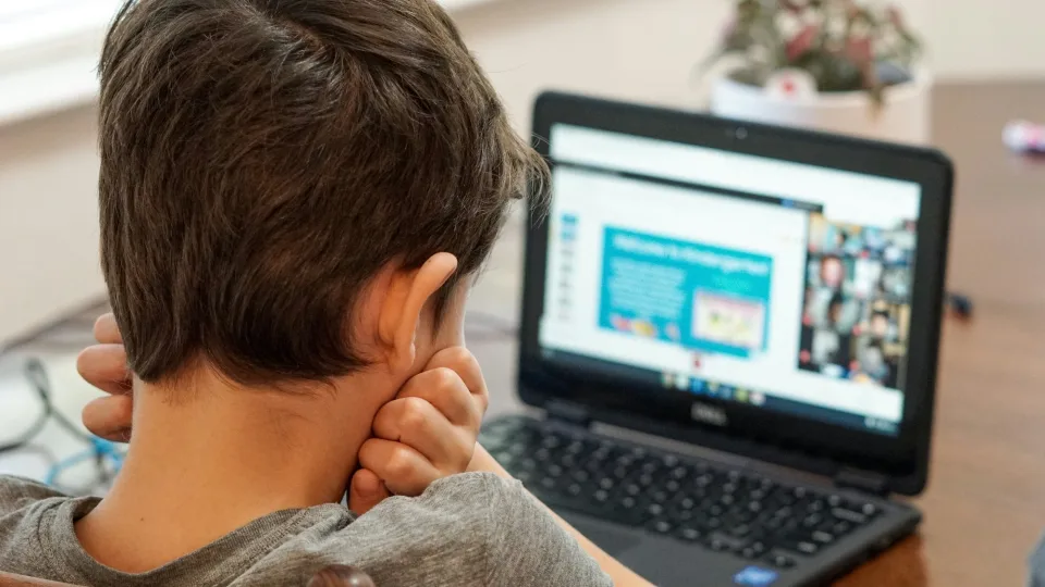 Tėvų baimė dėl vaikų seksualinio išnaudojimo internete auga: tyrime atsidūrė tarp dažniausiai įvardijamų grėsmių