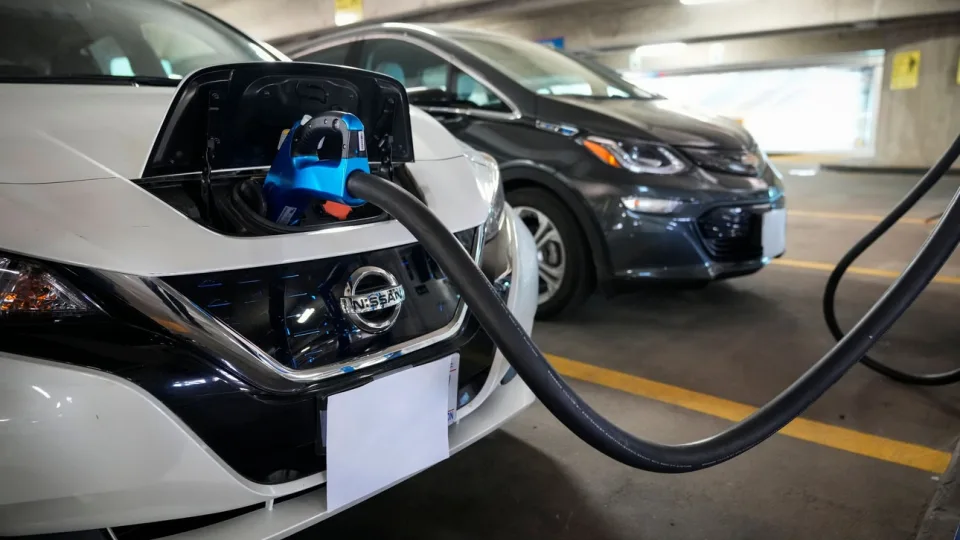Elektrinių automobilių bumas baigėsi? Tvarumas nebėra pagrindinė priežastis, svarstant įsigyti elektromobilį, ekspertas atskleidė mažėjančio susidomėjimo priežastis