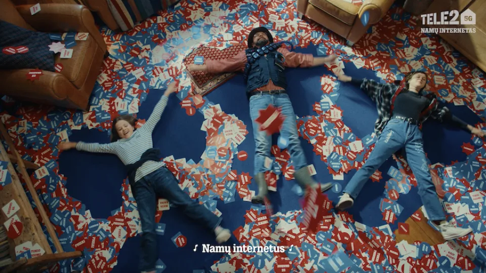 Pasirodė dar vienas „Tele2“ reklamos herojų „Teledueto“ kūrinys: „disco“ stiliumi uždainavo neįprastoje aplinkoje