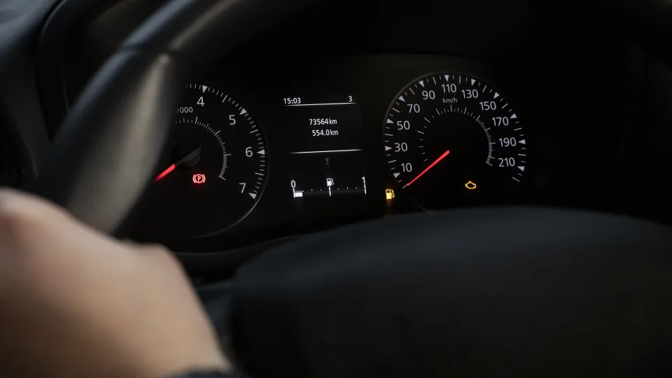 Automobilyje užsidegė kuro lemputė? Štai kiek iš tiesų dar galite nuvažiuoti, atsakymas nustebins