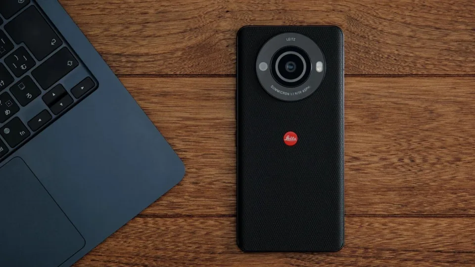 „Leica“ pristatė išskirtinį išmanųjį telefoną: debiutavo trečios kartos bendrovės flagmanas su 1 colio sensoriumi ir įspūdingu OLED ekranu